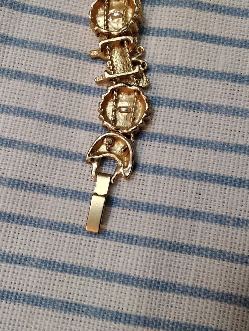 3956 Jenny Be Gold Tone Butterfly & Sunflower Bracelet Watch, 9", New Battery. - Picture 4 of 6